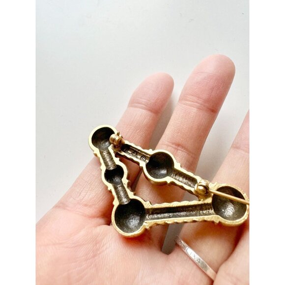 MUSEUM REPRODUCTIONS Modernist Gold Tone Rope Triangle Brooch - Picture 5 of 9